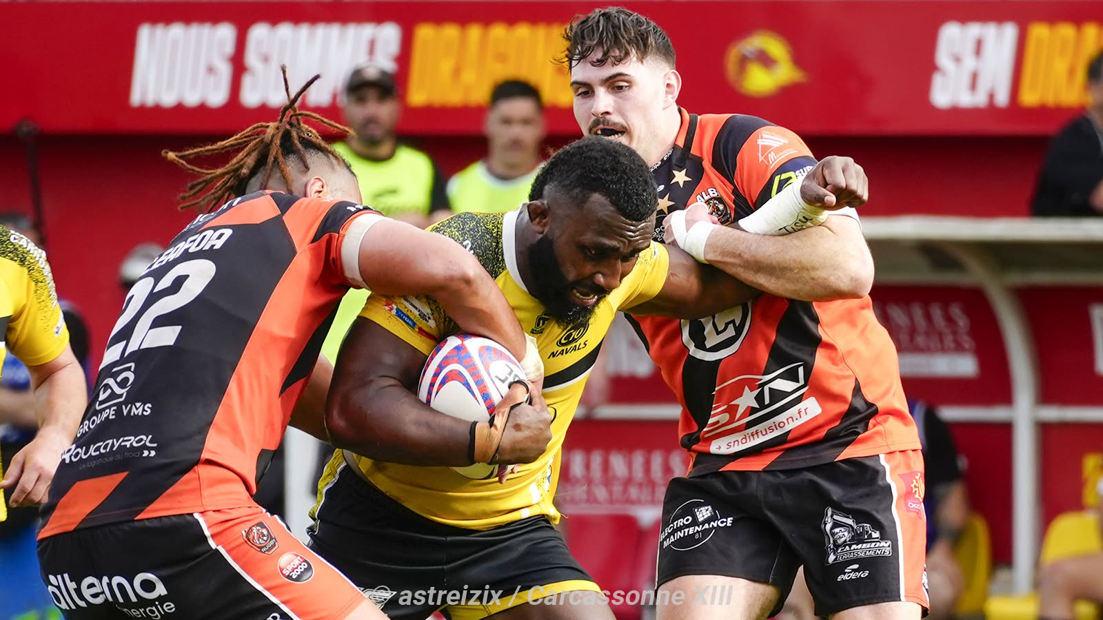 Action de match Carcassonne XIII — porteur de ballon jaune et noir en coupe de France