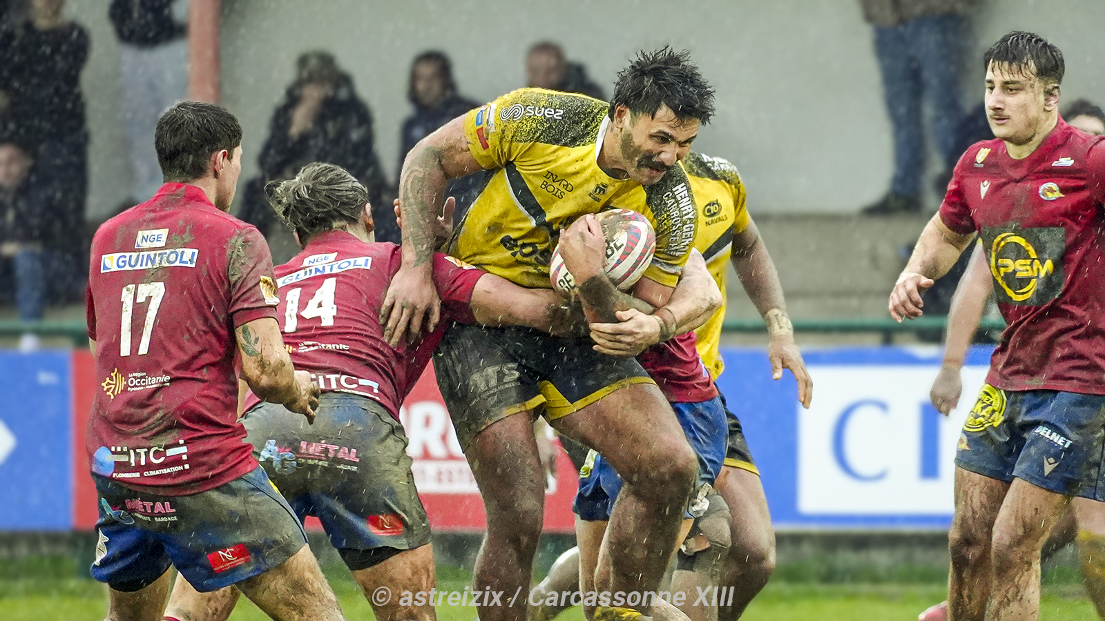 Action de match Carcassonne XIII — porteur de ballon jaune et noir